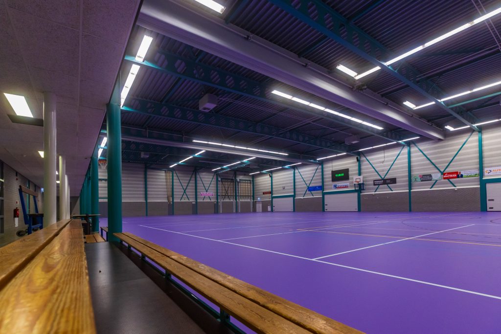 De sporthal van 't Timpke met paarse sportvloer