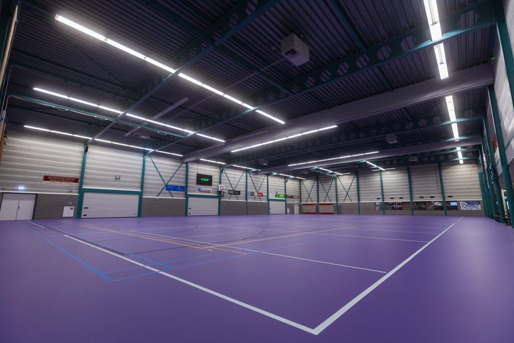 De sporthal van 't Timpke met belijning voor zaalsport